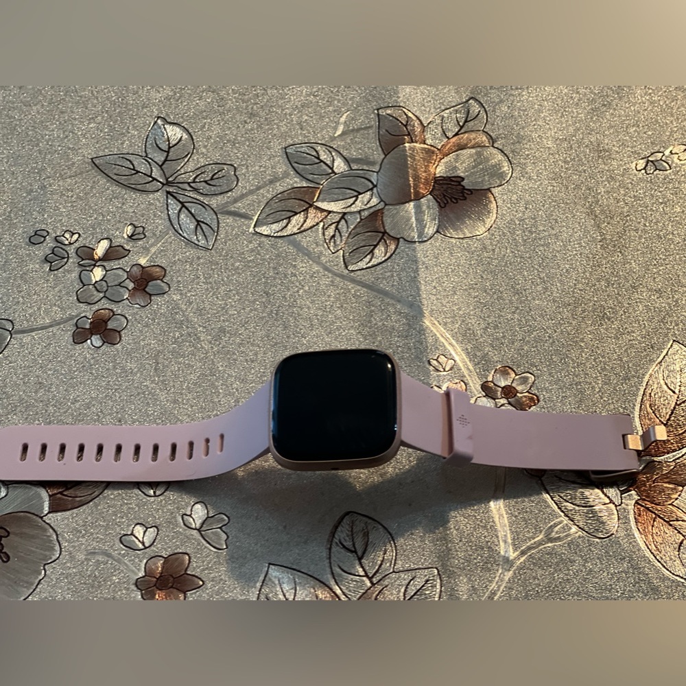 Fitbit Versa 2 Activity Tracker - Petal/Copper Rose Comes with a charger